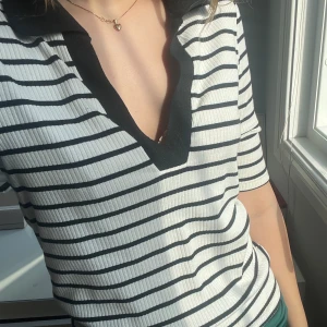 Randig tröja  - Jättefin randig t-shirt med krage och lite längre armar 💕 superbra skick! 