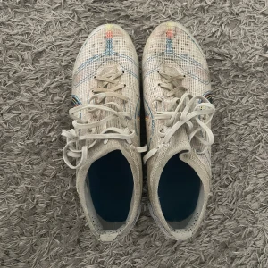 Nike fotbollsskor  - Vita Nike mercurial storlek 40,5 nästan som nya bara lite smutsiga 