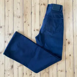 Very nice jeans from Acne Studios in their “1990” fit. Come with a straight leg and wide fit. Gently used and without flaws. Nypris: 4000:-