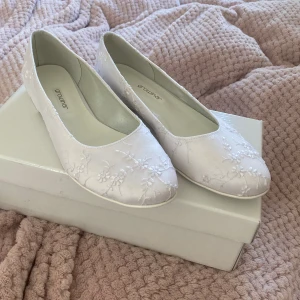 Ballerinaskor - Söta ballerinaskor med unikt broderi på! Aldrig använda endast testade, tänkte ha till studenten men de var tyvärr för stora för mig. Skriv i DM om ni har några frågor 💗
