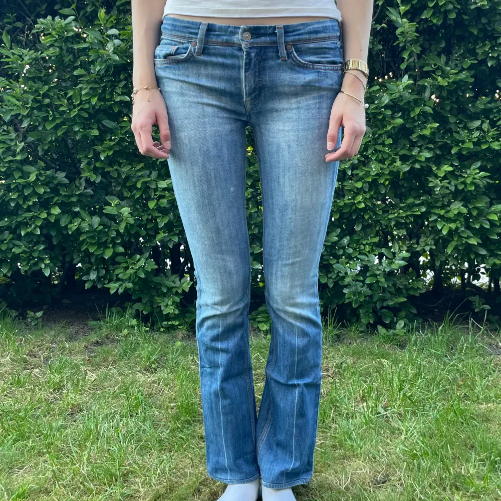 7 For All Mankind lågmidjade bootcut jeans💗 Midjemåttet rakt över är 38cm och innerbenslängden är 78cm. Modellen är 179cm.  Frågor är varmt välkomna💗 Mer liknande på profilen‼️ 201 I15. Jeans & Byxor.