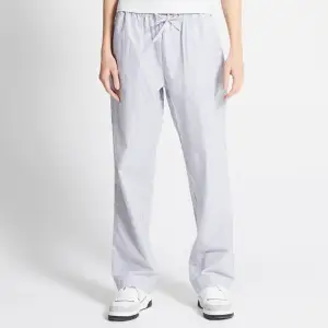 Säljer dessa fina blå vit randiga pyjamasbyxor!💗Inte använda , i nyskick