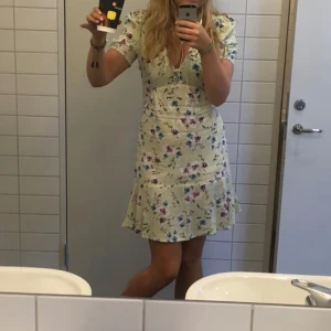 Klänning mango blommig - Fin klänning i bra skick