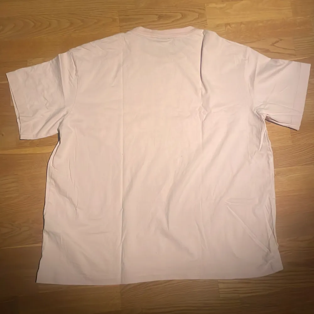 Large Pink Graphic Tee. Använt få gånger - jättebra kvalitet. Passar som relaxed fit. XL men passar som L också. -är själv L och den passar bra. T-paidat.