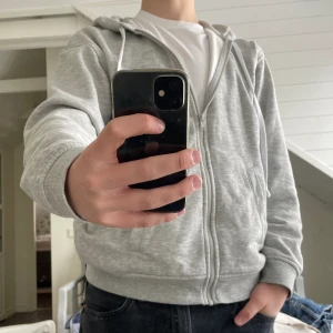 Hm hoodie - Tjena! Säljer nu denna schyssta hoodien från hm, nyskick. Storlek S, passar M.
