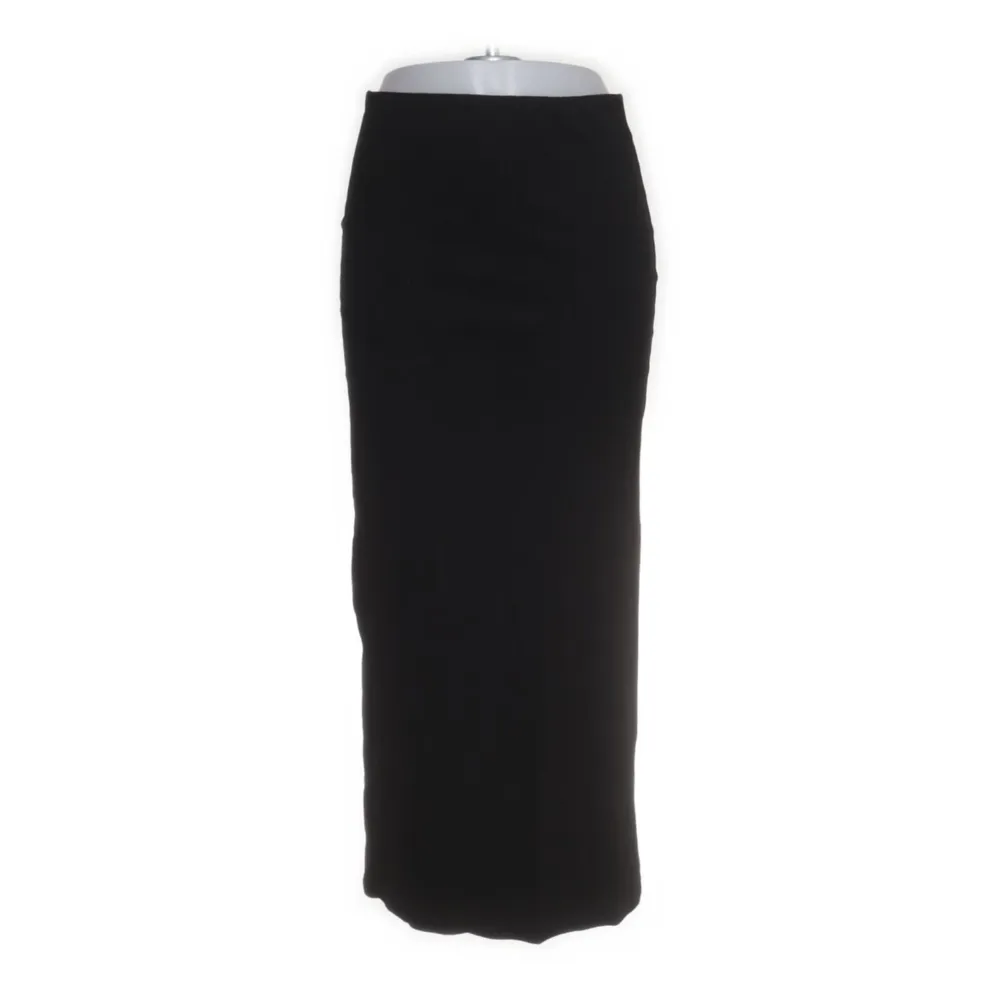 En längre kjol i ribbat svart material från Monki, jag är ungefär 170. Kommer inte till användning därav säljer jag den!🥰🥰bra skick!. Kjolar.
