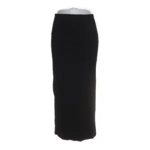 En längre kjol i ribbat svart material från Monki, jag är ungefär 170. Kommer inte till användning därav säljer jag den!🥰🥰bra skick!