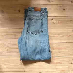 Sparsamt använda blå högmidjade jeans i storlek M