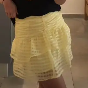 Säljer en gul kort kjol från Gina tricot, pga för liten🩷 så ganska liten i storlek