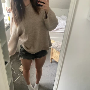 Gråa jeansshorts  - Säljer dessa gråa jeansshorts med slitningar från Zara i storlek 36 då jag inte tyckte de satt så fint på mig. Köpta här på Plick och endast använda några gånger enligt tidigare ägare. (Mina egna bilder)