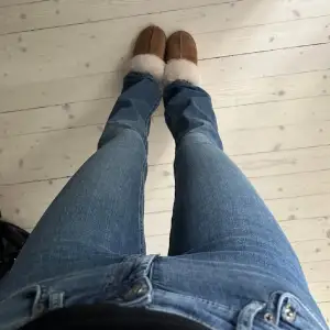 Low rise straight bootcut jeans i storlek 36. Helt nya, skriv privat vid intresse💕💕stretchiga o sköna jag är xs/s