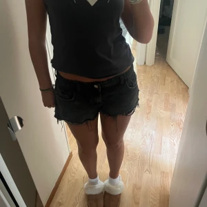 Svarta shorts - Lågmidjade svarta shorts från zara, storlek 40 men passar 38