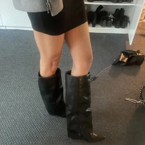 Stövlar - Säljer dessa supersnygga stövlarna från madlady! Supersnygga och i bra skick använd gärna köp nu