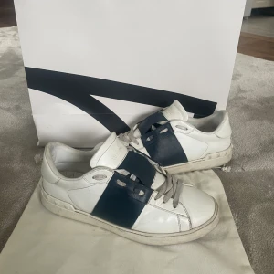 Valentino skor - Säljer ett par Valentino opens i storlek 41  skick 10/10, dustbag medföljer. Pris kan sänkas vid snabb affär skriv vid frågor samt intresse. 