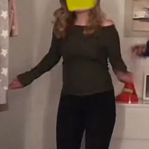 Grön off shoulder långärmad - En jättefin mörkgrön tröja som är långärmad. Den är från Vero Moda och är i ett ganska nytt skick. Säljer då den tyvärr är lite för liten för mig 😅