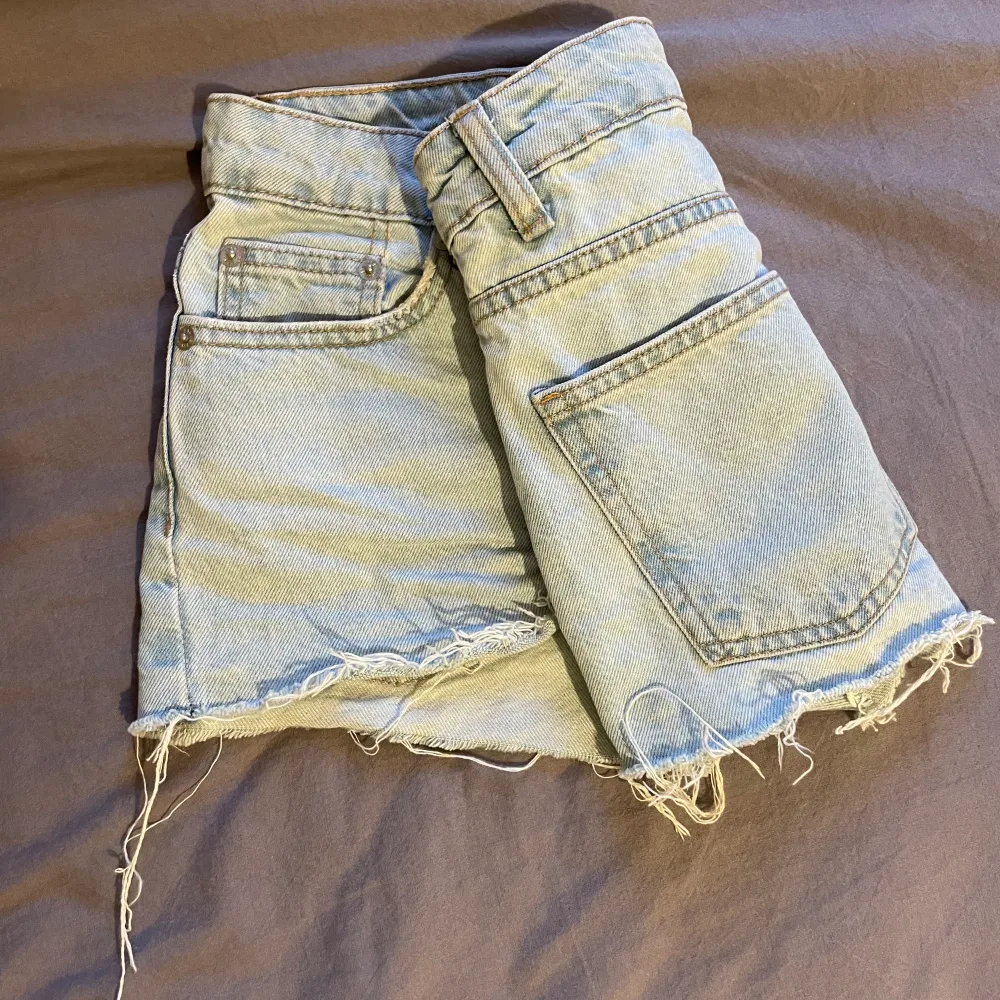 Jätte fina jeans shorts! Använda mycket sparsamt och i fint skick!💞 . Shorts.