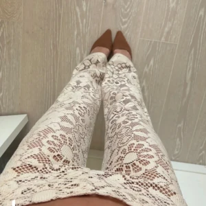 ❤️‍🔥Vita spetsbyxor❤️‍🔥 - ❤️‍🔥Säljer dessa ursnygga bootcut byxor från Nelly i storlek 38❤️‍🔥Perfekta till sommaren❤️‍🔥