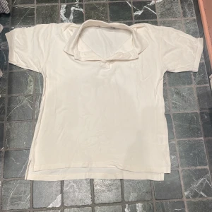 Armani piké - Hej, säljer min snygga Armani piké i storlek S. Inga skador utom det som ni ser på bilden säljer pga inte andvänds. Original pris 1200. Pris är diskuterbart.