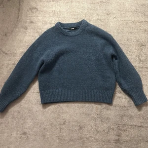 Blå stickad tröja - Mysig stickad tröja, använd fåtal gånger💙