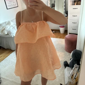 Sommarklänning  - Jätte söt sommarklänning ifrån hm som inte går att köpa lämgre och dmd är aldrig använd prislapp kvar🩷