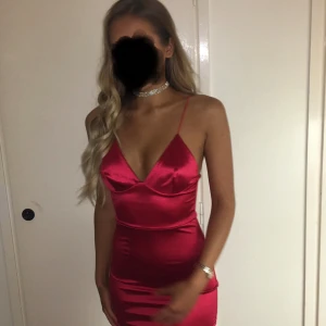 Röd Rebecca Stella-klänning i glansigt material - Röd klänning i glansigt material från Rebecca Stella, storlek XS med väldigt stretchig så passar även en S.   Jag är 165 cm och klänningen går ner till mitten av smalbenen på mig.  Pris 250 sek   Använd med i gott skick.