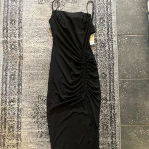 Klänning - Helt ny jätte fin klänning med prislapp kvar! Tyvärr passar den inte mig