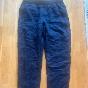 Linne byxor - Säljer mina knappt använda mörk blåa linne byxor från hm. Dom är i nyskick då jag nästan aldrig använd dom✅ pris kan diskuteras