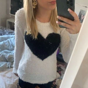 Mysig tröja - Mysig tunn stickad tröja som är vit med ett stort svart hjärta på❤️ storlek xxs/xs inga defekter ❤️