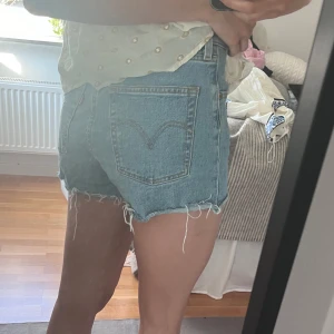 Levis jeanshorts - Jeansshorts från levis i modellen ribcage i en asfin ljusblå tvätt!🥰strl 28