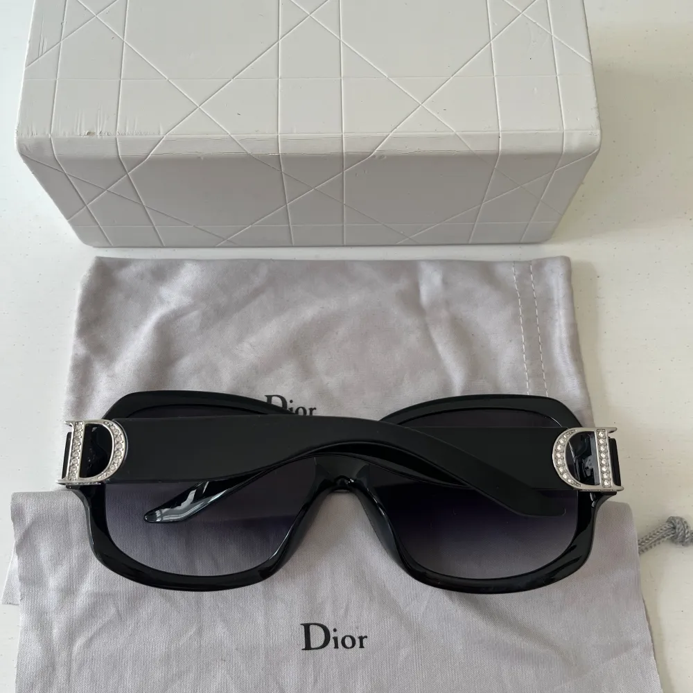 Det här är Christian Diors överdimensionerade solglasögon.  Den är i mycket bra skick.  Kolla in våra andra produkter till försäljning.. Övrigt.
