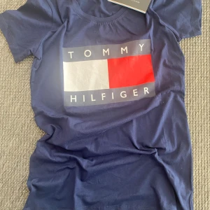 Ny Tommy T shirt  - Storlek M
