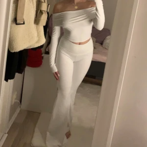 Vit set - Aldrig använd, vita yoga pants med en vit off shoulder top. Ej genomskinlig 