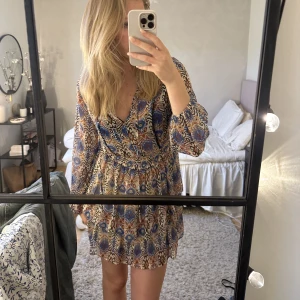 Zara klänning - Säljer denna super fina slutsålda klänning från ZARA. Så fin att ha i sommar. Strl M men sitter som S 💖💖🤩🤩
