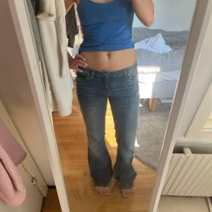 Lågmidjade jeans - Lågmidjade i bootcut modell. Står inget märke eller storlek. Jag skulle säga att de är storlek s men fråga så kan jag skicka mer exakta mått!🩷