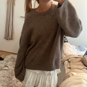 Stickad tröja - Världens finaste stickade tröja från Arket i alpacka blandning. Tröjan är i storlek S och har perfekt passform. Säljer endast vid bra pris 🤎🤎🤎