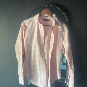 Rosa Ralph lauren skjorta - Riktigt grish Ralph lauren skjorta i färgen rosa🤤 lovar dig alla guzzar kommer fastna på dig🥂 skick 10/10 som ny!!