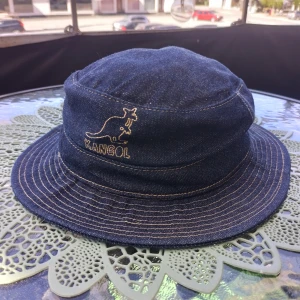 Vintage Kangol bucket hat denim - Bucket hat i denim från Kangol. Storleken S/M i fint skick. Kommer bara bli finare ju mer denim används.