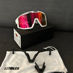 Bliz fusion - Bliz fusion röda snabba som fan, använda ca 2 gånger då modellen inte passade mig så köpte nya. Köpte dom nypris för 1 månad sedan typ för ~800kr. Fodral och tillbehör finns kvar. 