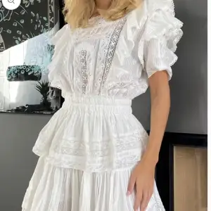 Säljer denna superfina vita klänningen från byemilina i storlek XS/34 eftersom jag har hittat en ny studentklänning, helt ny med lapp kvar! Finns inte kvar på hemsidan men köptes för 2000 + frakt 300 + tull så värd runt 2500kr.