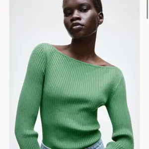 Grön tröja H&M  Storlek small   Använd ca 2 gånger   Båtringad  Slutsåld online