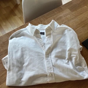 Vit skjorta  - Fint skick, herr modell strl M men funkar som lite oversized på tjejer också.