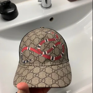Gucci keps - Hej, säljer min Gucci snake keps den är i fint skick! Kepsen är storlek S men går att spänna in och ut på baksidan! Inga synliga flaws! Kvitto medföljer vid köp!