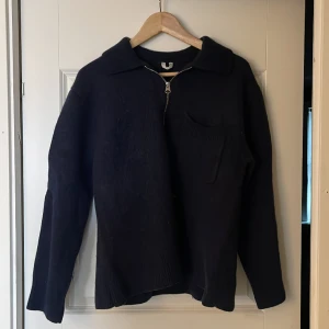 Stickad tröja med dragkedja  - Jag säljer min stickade tröja från arket som är gjord av ull. Den är välbevarad och i väldigt bra skick