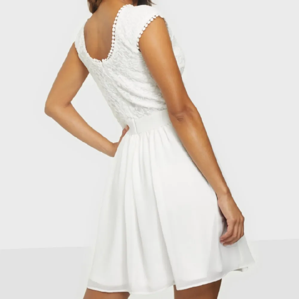 Säljer denna fina vita Upper Lace Dress från Nelly i strl 34. Endast använd 2 gånger utan anmärkning. Ordinarie pris 399kr. Skriv för mer detaljer. Bilderna är lånade från Nellys hemsida. . Klänningar.