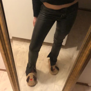 Lowwaist skinnbyxor  - Säljer mina snygga skinn byxor som sitter mid men brukar vika ner de low. Perfekt längd o formar sjukt bra! Trendiga ❤️ bra skick 