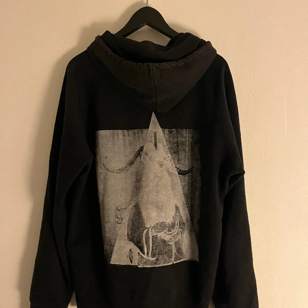 säljer en palace hoodie i bra skick då den tyvär inte används lika mycket, skriv om ni har frågor!. Hoodies.