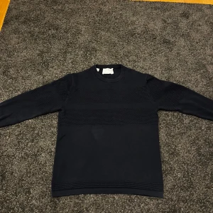 Selected Homme Sweatshirt - Bra skick, En mörkblå stilig sweatshirt ifrån Selected Homme! Passar till väldigt mycket och passar bra. Säljer för den var för stor.