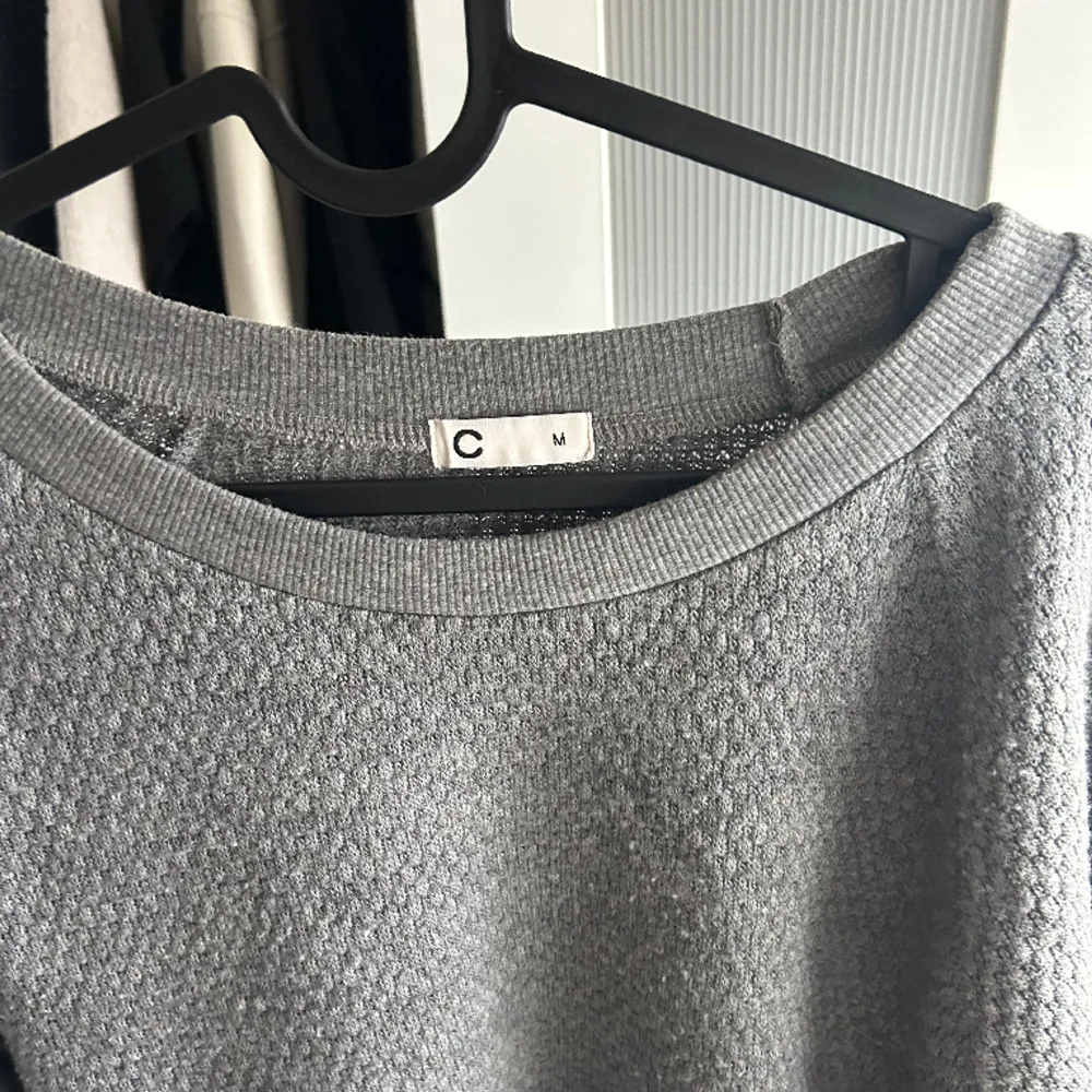 Jag säljer den här gråa mjuka tröjan från Cubus. Den är i storlek M och har använts ett par gånger. Den är lite nopprig på framsidan och baksidan❤️. Tröjor & Koftor.