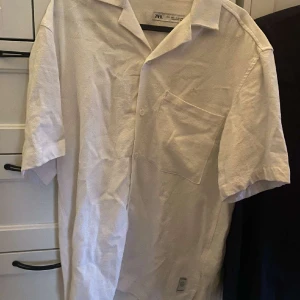 Zara skjorta  - En stilren sommar skjorta från Zara. Använd en gång och därav är skicket 10/10. Storleken är S och lite för stor för mig som är 178. 