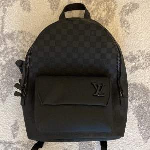 En ryggsäck från Louis Vuitton, bra kvalite och snygg 
